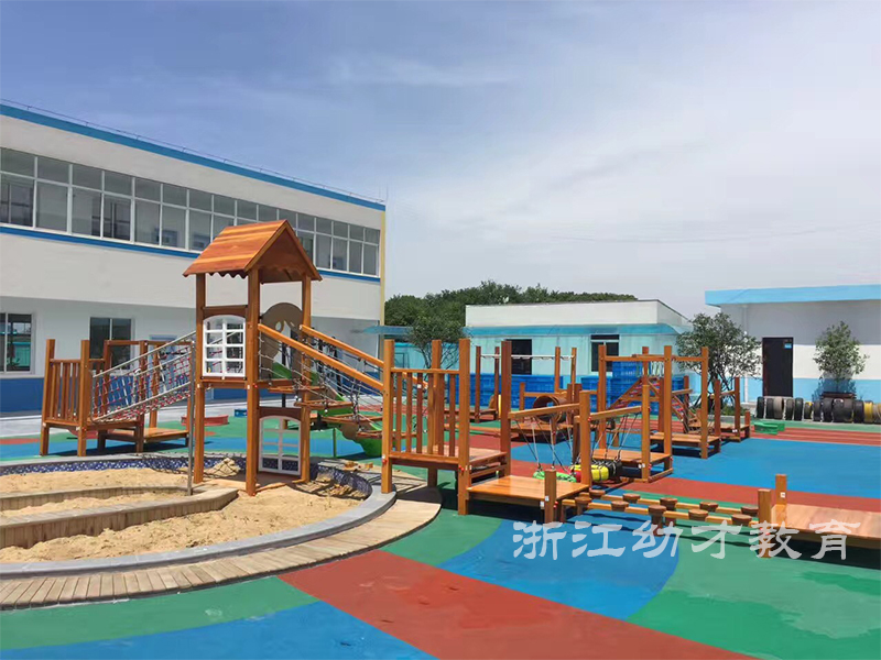 太湖某大型幼儿园户外进口花梨木组合滑梯爬网安装完毕